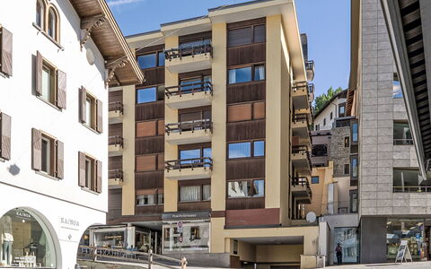 Chesa Zentrum 10B: Edificio, Ventana, Arquitectura, Departamento, Fachada, By, Barrio, Barrio Residencial, Diseño Urbano, Condominio