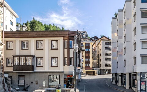 Chesa Zentrum 10B: Edificio, Tiempo De Día, Ventana, Pared, Ciudad, Área Urbana, Barrio Residencial, Fachada, Arquitectura, By