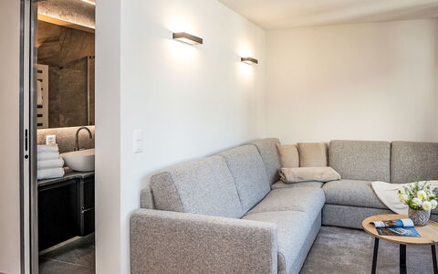 Chesa Zentrum 10B: Diseño De Interiores, Mueble, Pared, Piso, Sofá, Madera, Suelo, Sala, Habitación, Techo