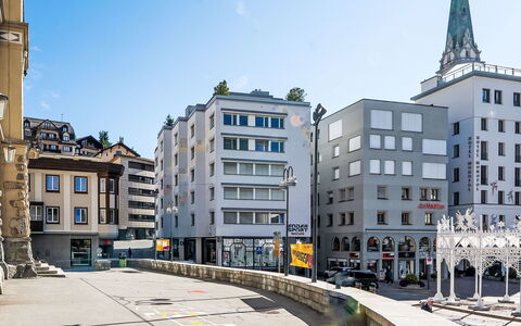 Chesa Zentrum 10B: Edificio, Tiempo De Día, Ventana, Ciudad, Área Urbana, By, Fachada, Barrio, Arquitectura, Espacio Publico