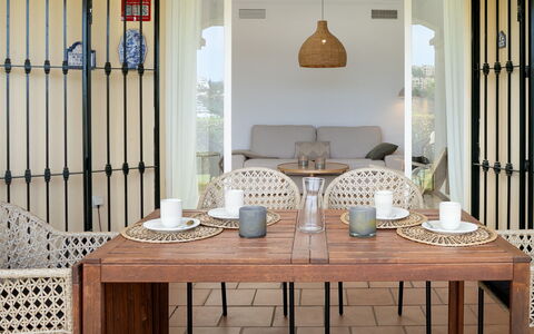 La Quinta Hills: Mueble, Silla, Mesa, Madera, Diseño De Interiores, Piso, Suelo, Cocina Y Comedor Mesa, Encendiendo, Comedor