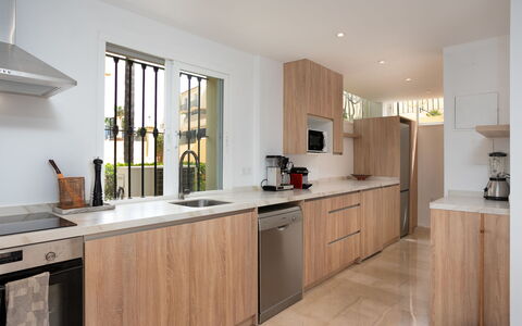 La Quinta Hills: Mostrador, Cocina, Aparato De Cocina, Piso, Gabinetes, Diseño De Interiores, Madera, Lavabo, Suelo, Mueble