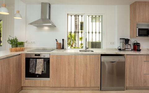 La Quinta Hills: Cocina, Mostrador, Aparato De Cocina, Gabinetes, Diseño De Interiores, Mueble, Piso, Electrodoméstico, Madera, Electrodoméstico