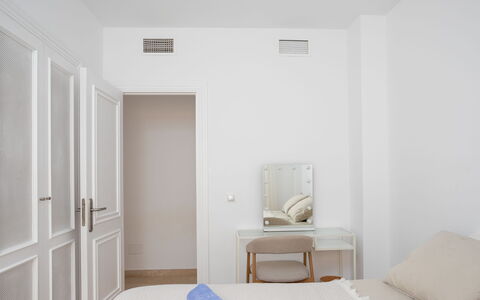 La Quinta Hills: Pared, Mueble, Madera, Diseño De Interiores, Piso, Suelo, Habitación, Habitación, Casa, Cama