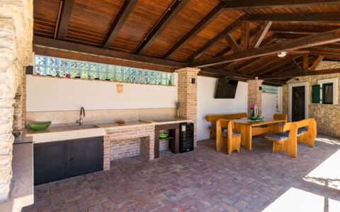 Villa Dominique: Techo, Sombra, Mostrador, Recurso, Silla, Cocina, Manchas De Madera, Ladrillo, Loseta, Estructura Al Aire Libre