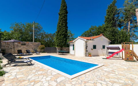 Villa Dominique: Azul, Material Compuesto, Piscina, Losa, Sombra, Recurso, Mueble Para Exteriores, Loseta