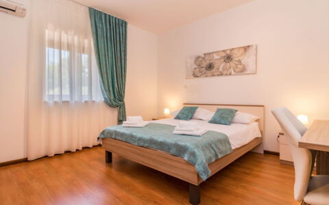 Villa Dominique: Diseño De Interiores, Mueble, Suelo, Piso, Techo, Habitación, Cama, Departamento, Habitación, Suelos De Madera