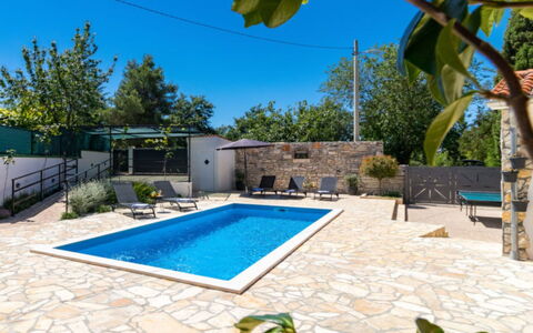 Villa Dominique: Recurso, Piscina, Losa, Mueble Para Exteriores, Sombra, Eco Hotel, Silla, Villa, Paraguas, Hotel