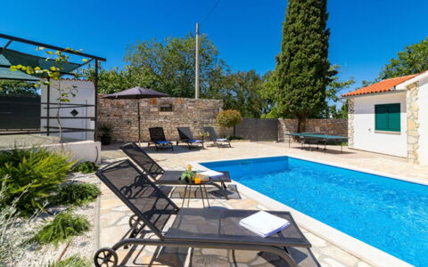Villa Dominique: Azul, Mueble Para Exteriores, Piscina, Recurso, Silla, Losa, Villa