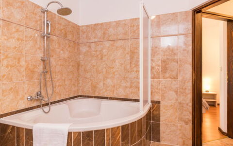 Villa Dominique: Baño, Bañera, Piso, Arreglo De Tubería, Diseño De Interiores, Suelo, Plomería, Techo, Grifo, Marrón