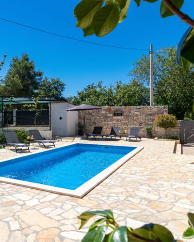 Villa Dominique: Recurso, Piscina, Losa, Mueble Para Exteriores, Sombra, Eco Hotel, Silla, Villa, Paraguas, Hotel