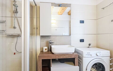 Rugia: Diseño De Interiores, Piso, Suelo, Pared, Arreglo De Tubería, Madera, Lavabo, Baño, Techo, Habitación