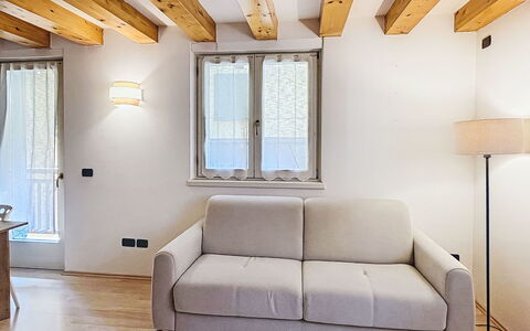 Rugia: Mueble, Diseño De Interiores, Piso, Pared, Madera, Suelo, Habitación, Sofá, Techo, Sala