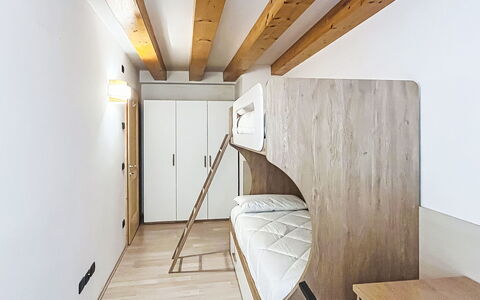 Rugia: Madera, Piso, Diseño De Interiores, Suelo, Techo, Habitación, Departamento, Cama, Habitación, Marco De La Cama