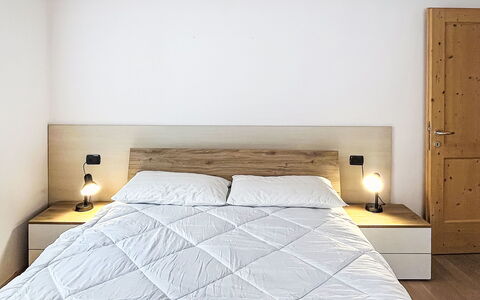 Rugia: Cama, Mueble, Habitación, Pared, Diseño De Interiores, Lecho, Madera, Sábana, Piso, Suelo
