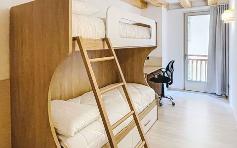 Rugia: Madera, Cama, Habitación, Litera, Diseño De Interiores, Suelo, Piso, Lecho, Sábana, Marco De La Cama