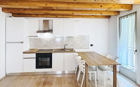 Rugia: Mueble, Diseño De Interiores, Piso, Suelo, Suelos De Madera, Cocina, Madera, Mostrador, Techo, Habitación