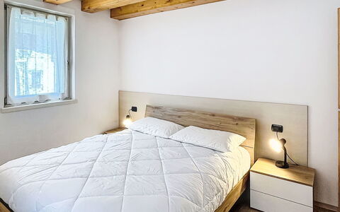 Rugia: Cama, Habitación, Pared, Diseño De Interiores, Piso, Lecho, Madera, Suelo, Sábana, Mueble