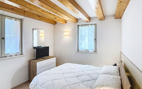 Rugia: Pared, Diseño De Interiores, Madera, Habitación, Cama, Piso, Suelo, Techo, Mueble, Habitación
