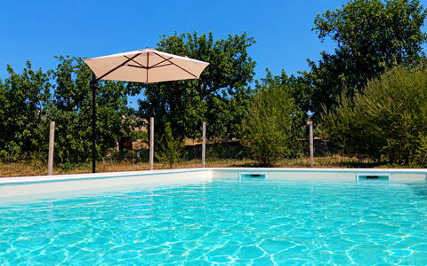 La Casa dei Melograni: Azul, Piscina, Agua, Mueble Para Exteriores, Paraguas, Recurso, Ocio, Material Compuesto, Sombra, Eco Hotel