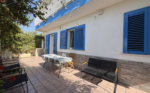 La Casa dei Melograni: Azul, Mueble Para Exteriores, Sombra, Planta De Casa, Silla, Maceta, Mesa Al Aire Libre, Balcón, Cocina Y Comedor Mesa, La Luz Del Día