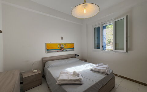 La Casa dei Melograni: Suelo, Piso, Diseño De Interiores, Departamento, Techo, Habitación, Habitación, Cama, Manchas De Madera, Madera Dura