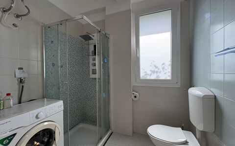 La Casa dei Melograni: Baño, Arreglo De Tubería, Piso, Diseño De Interiores, Suelo, Baño, Asiento Del Baño, Lavabo, Lavabo Del Baño, Grifo