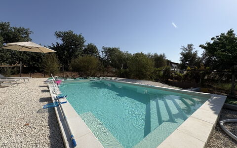 La Casa dei Melograni: Piscina, Material Compuesto, Sombra, Hormigón, Recurso, Diseño, Paisajismo, Patio Interior, Fuente De Agua, Mueble Para Exteriores