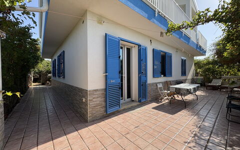 La Casa dei Melograni: Puerta, Balcón, Porche, Sombra, Planta De Casa, La Luz Del Día, Mueble Para Exteriores, Villa