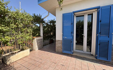 La Casa dei Melograni: Puerta, Maceta, Planta De Casa, Inicio De La Puerta, Sombra, Manchas De Madera, Balcón, Loseta