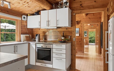 Greta - 1.7Km from the Sea: Cocina, Aparato De Cocina, Electrodoméstico, Mostrador, Madera, Piso, Gabinetes, Mueble, Diseño De Interiores, Refrigerador