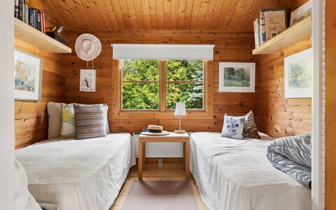 Greta - 1.7Km from the Sea: Diseño De Interiores, Mueble, Piso, Madera, Suelo, Techo, Habitación, Habitación, Cama, Encendiendo