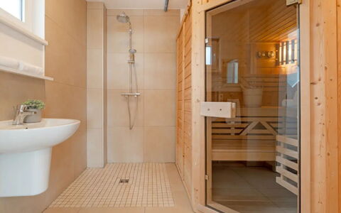 Am Seeufer: Piso, Diseño De Interiores, Suelo, Madera, Techo, Arreglo De Tubería, Habitación, Baño, Plomería, Manchas De Madera