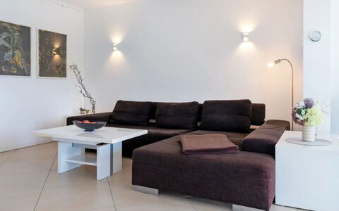 Am Seeufer: Mueble, Diseño De Interiores, Sofá, Pared, Piso, Sala, Techo, Suelo, Madera, Habitación