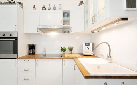 Meeresblick Ankerplatz 84: Cocina, Mostrador, Gabinetes, Aparato De Cocina, Madera, Arreglo De Tubería, Mueble, Piso, Electrodoméstico, Diseño De Interiores
