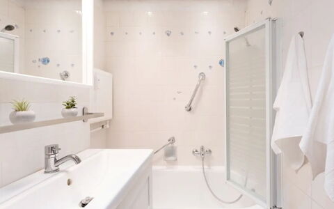 Meeresblick Ankerplatz 84: Baño, Arreglo De Tubería, Bañera, Diseño De Interiores, Piso, Pared, Suelo, Grifo, Lavabo, Plomería