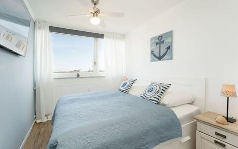 Meeresblick Ankerplatz 84: Cama, Habitación, Mueble, Sábana, Lecho, Diseño De Interiores, Madera, Techo, Linos, Suelo