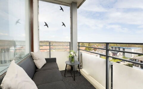Meeresblick Ankerplatz 84: Departamento, Diseño De Interiores, Suelo, Piso, Mueble, Techo, Balcón, Habitación, Vaso, Condominio