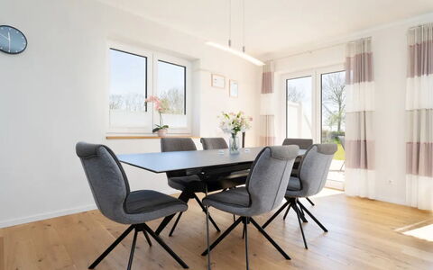 Reiterhof Rickert Glücksklee: Mueble, Piso, Diseño De Interiores, Suelo, Silla, Mesa, Suelos De Madera, Cocina Y Comedor Mesa, Sala