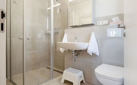 Reiterhof Rickert Glücksklee: Piso, Diseño De Interiores, Suelo, Baño, Arreglo De Tubería, Baño, Habitación, Techo, Lavabo, Plomería