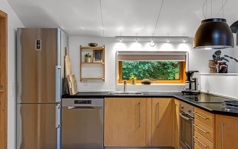 Gesine - 20Km to the Fjord: Aparato De Cocina, Cocina, Electrodoméstico, Mostrador, Madera, Mueble, Electrodoméstico, Diseño De Interiores, Gabinetes, Piso