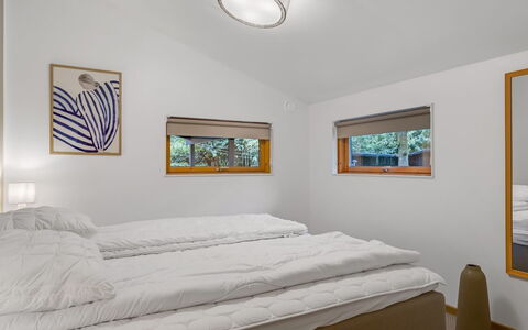 Gesine - 20Km to the Fjord: Diseño De Interiores, Madera, Techo, Piso, Habitación, Cama, Suelo, Mueble, Encendiendo, Habitación