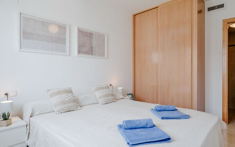 Oliva Nova Cabagua: Pared, Diseño De Interiores, Mueble, Cama, Madera, Habitación, Suelo, Piso, Techo, Habitación