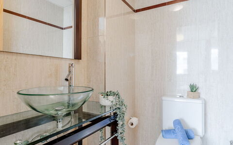 Oliva Nova Cabagua: Arreglo De Tubería, Baño, Diseño De Interiores, Lavabo Del Baño, Lavabo, Piso, Grifo, Suelo, Mostrador, Espejo
