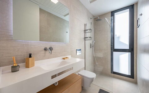 Villa Esencia: Baño, Diseño De Interiores, Arreglo De Tubería, Lavabo Del Baño, Piso, Pared, Espejo, Mueble De Baño, Lavabo, Suelo