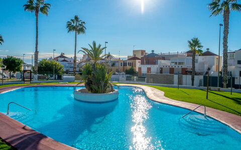 Titanic: Azul, Barrio Residencial, Piscina, Luz De La Calle, Sombra, Hotel, Recurso, Hacienda