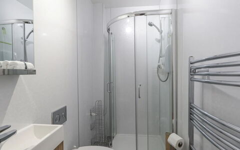 Ballinreich: Diseño De Interiores, Arreglo De Tubería, Baño, Piso, Pared, Suelo, Lavabo, Lavabo Del Baño, Grifo, Habitación
