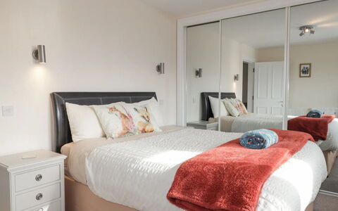 Ballinreich: Cama, Mueble, Lecho, Diseño De Interiores, Habitación, Sábana, Habitación, Piso, Linos, Techo