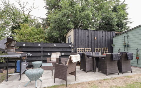 Ballinreich: Mueble, Mueble Para Exteriores, Mesa Al Aire Libre, Silla, Jardín, Patio Interior, Patio, Yarda, Sombra, Patio