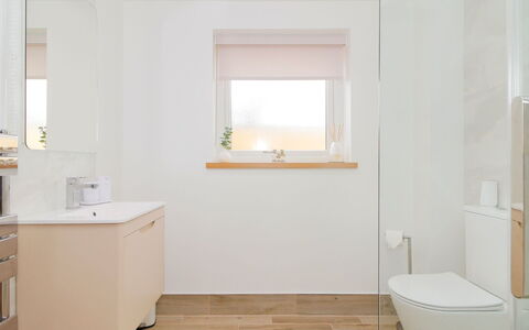 The Cottage: Piso, Diseño De Interiores, Baño, Suelo, Pared, Arreglo De Tubería, Espejo, Techo, Grifo, Habitación